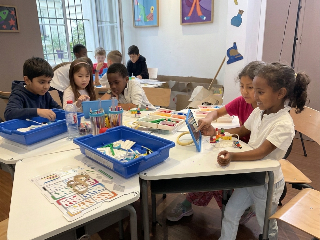 Image générée par IA, d'après une séance réelle : Des enfants travaillant ensemble autour de tables pendant une séance de Club Robotique & Ingénierie